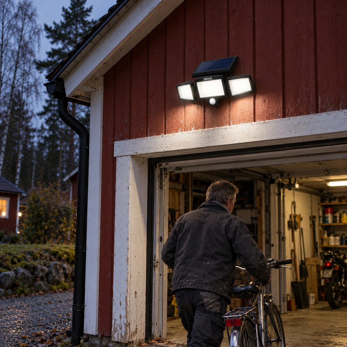 Orvo solcellelampe lyser en carport og indkørsel op en regnfuld aften